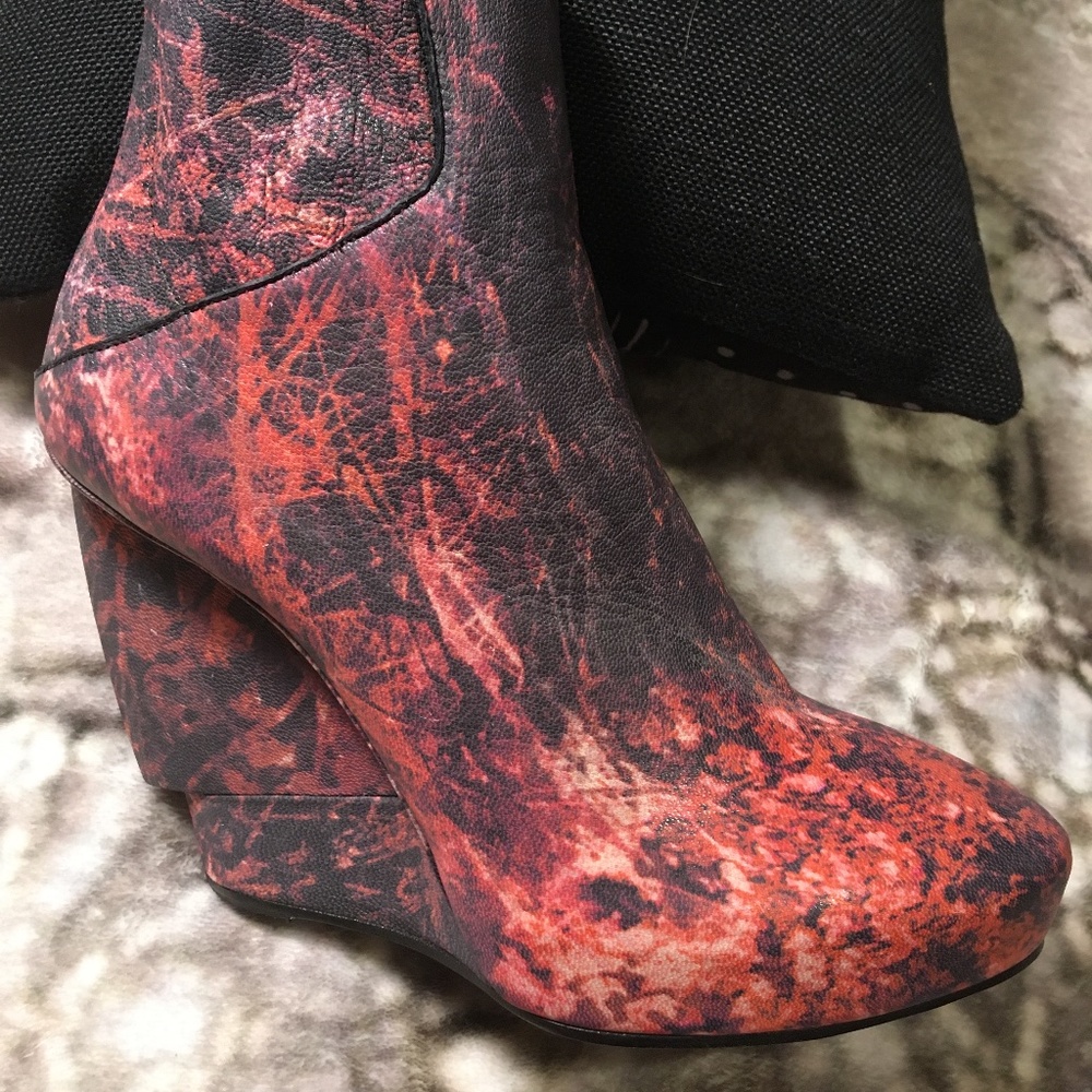 Helmut Lang Game of Thrones Black and Red Marble Leather Ankle Booties - Picture 4 of 16